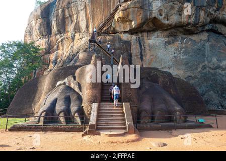 SIGIRIA, SRI LANKA - 08 FÉVRIER 2020 : vue sur les pattes des anciens lions au début de la montée jusqu'au sommet de l'ancien palais de Sigiria Mountai Banque D'Images