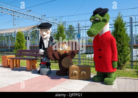 CHUDOVO, RUSSIE - 26 JUIN 2022 : personnages de dessins animés soviétiques célèbres pour enfants, le crocodile Gena, le Cheburashka et la vieille femme Shapoklyak sur le chemin de fer s. Banque D'Images