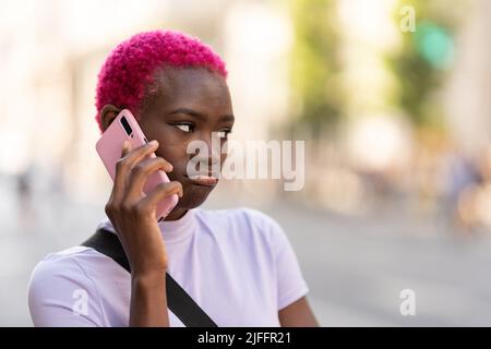 Portrait d'une triste femme parlant sur le mobile Banque D'Images
