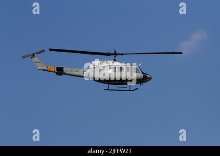 Un hélicoptère USAF Bell UH-1N Iroquois volant à la base aérienne de Yokota, Fussa, Tokyo, Japon. Banque D'Images