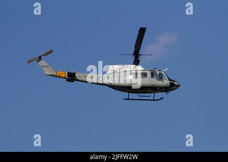 Un hélicoptère USAF Bell UH-1N Iroquois volant à la base aérienne de Yokota, Fussa, Tokyo, Japon. Banque D'Images