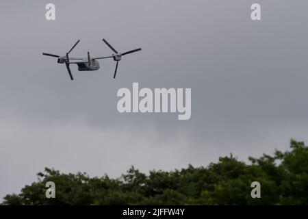 Un Boeing MV22 Osprey de Bell avec le Marine Medium Tiltrotor Squadron 265 (VMM-265) du corps des Marines des États-Unis qui vole près de NAF Atsugi, au Japon Banque D'Images