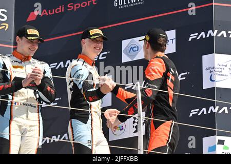 Misano, Italie. 02nd juillet 2022. Fanatec GT World Challange - Misano COURSE 1, Podium, Pro Cup Credit: Independent photo Agency/Alay Live News Banque D'Images