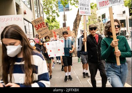 Berkeley, États-Unis. 02nd juillet 2022. Les manifestants Pro Choice défilent dans le centre-ville de Berkeley en tenant des pancartes lors de la manifestation contre la récente décision de la Cour suprême de renverser Roe vs. Wade. Des manifestants de tous âges et de tous sexes manifestent contre la récente décision de renverser Roe contre Wade. Des discours et des chants ont été exprimés au cours de la promenade de 2 miles du centre-ville à l'Université de Berkeley. Beaucoup de voitures et de personnes observaient les manifestants. Crédit : SOPA Images Limited/Alamy Live News Banque D'Images