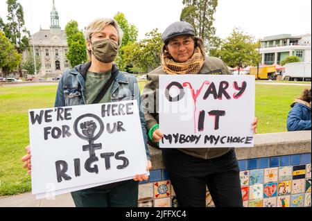 Berkeley, États-Unis. 02nd juillet 2022. Les manifestants Pro Choice défilent dans le centre-ville de Berkeley en tenant des pancartes lors de la manifestation contre la récente décision de la Cour suprême de renverser Roe vs. Wade. Des manifestants de tous âges et de tous sexes manifestent contre la récente décision de renverser Roe contre Wade. Des discours et des chants ont été exprimés au cours de la promenade de 2 miles du centre-ville à l'Université de Berkeley. Beaucoup de voitures et de personnes observaient les manifestants. Crédit : SOPA Images Limited/Alamy Live News Banque D'Images