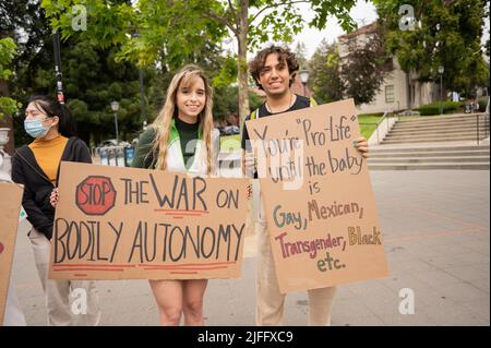 Berkeley, États-Unis. 02nd juillet 2022. Les manifestants Pro Choice défilent dans le centre-ville de Berkeley en tenant des pancartes lors de la manifestation contre la récente décision de la Cour suprême de renverser Roe vs. Wade. Des manifestants de tous âges et de tous sexes manifestent contre la récente décision de renverser Roe contre Wade. Des discours et des chants ont été exprimés au cours de la promenade de 2 miles du centre-ville à l'Université de Berkeley. Beaucoup de voitures et de personnes observaient les manifestants. Crédit : SOPA Images Limited/Alamy Live News Banque D'Images