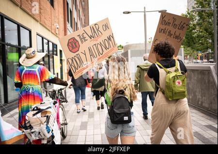 Berkeley, États-Unis. 02nd juillet 2022. Les manifestants Pro Choice défilent dans le centre-ville de Berkeley en tenant des pancartes lors de la manifestation contre la récente décision de la Cour suprême de renverser Roe vs. Wade. Des manifestants de tous âges et de tous sexes manifestent contre la récente décision de renverser Roe contre Wade. Des discours et des chants ont été exprimés au cours de la promenade de 2 miles du centre-ville à l'Université de Berkeley. Beaucoup de voitures et de personnes observaient les manifestants. (Photo de Pat Mazzera/SOPA Images/Sipa USA) crédit: SIPA USA/Alay Live News Banque D'Images