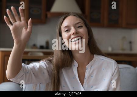 Jeune belle femme commence la communication par l'application d'appel vidéo Banque D'Images