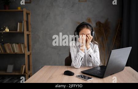 Jeune femme hispanique fatiguée du travail informatique, employée épuisée souffrant de symptômes de vision floue après une longue utilisation d'ordinateur portable, mauvaise vision Banque D'Images