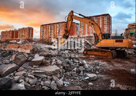 Pelle hydraulique avec presses à concasseur pile de ciment renforcé Banque D'Images