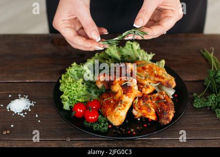 Chef poulet épicé décoré sur une table en bois Banque D'Images