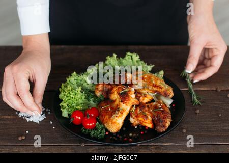 Chef ailes de poulet épicées décorées. Vue de dessus. Banque D'Images