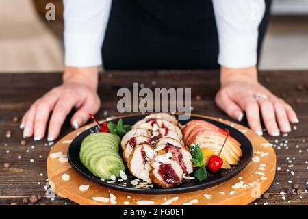 Décoration de la nourriture veau cuit avec des fruits frais. Banque D'Images