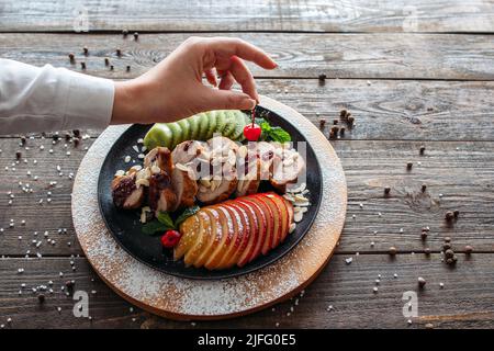 Chef décoré de veau cuit à la cerise fraîche Banque D'Images