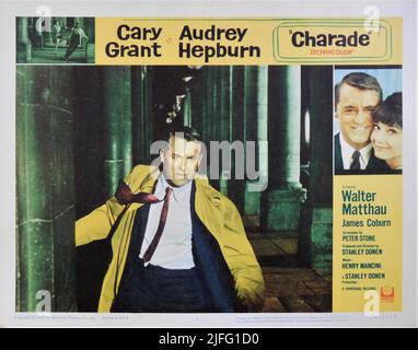 CARY GRANT en cours de CHARADE 1963 réalisateur STANLEY DONEN Story Peter Stone et Marc Behm scénario Peter Stone musique Henry Mancini Stanley Donen films / Universal Pictures Banque D'Images