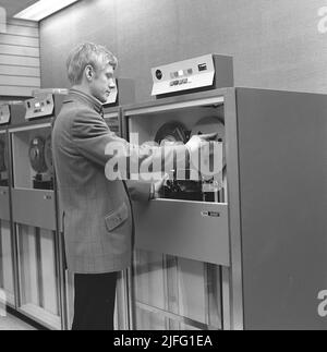 Dans le 1960s. Intérieur d'une salle avec des ordinateurs et des personnes sur le travail des manipuler et d'enregistrer et de lire l'information. Système IBM 360 avec une unité de bande magnétique de génération IBM 2402 2nd utilisée pour lire ou saisir la bande contenant des informations. Photo prise 1965 Kristoffersson ref DY126-12 Banque D'Images