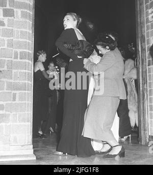 La mode des femmes en 1940s. La jeune mannequin fait un visage douloureux quand sa tenue est ajustée à la perfection par un styliste avant le défilé de mode. Stockholm Suède 1949 Kristoffersson AT42-8 Banque D'Images