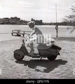 Lambretta. Une jeune femme sur un scooter Lambretta, modèle Lambretta LC, produit entre 1950 et 1951, un total de 42500 a été fait. Trois vitesses avec une vitesse de pointe de 65-70 km/h. A fonctionné avec un mélange d'huile essence de 50%. Le modèle LC était synonyme de luxe et était le premier modèle de capots avant et de panneaux latéraux en métal. Suède 1951 Kristoffersson Réf. BC22-10 Banque D'Images