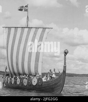 Ormen Friske. Une copie suédoise du navire viking norvégien le Gokstad qui a été construit au printemps 1949 dans un petit chantier à l'extérieur de Trosa. Il a été lancé sur 12 juin 1949. Le navire a coulé dans une tempête sur le golfe allemand dans la mer du Nord sur 21 juin 1950. Les 15 personnes à bord, tous Suédois, sont mortes. Le maître à bord du dernier voyage était Sten Schröder, initiateur du projet et responsable de l'Association des sports de santé. Banque D'Images