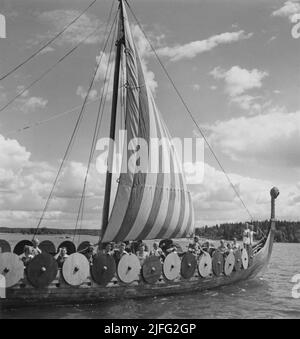 Ormen Friske. Une copie suédoise du navire viking norvégien le Gokstad qui a été construit au printemps 1949 dans un petit chantier à l'extérieur de Trosa. Il a été lancé sur 12 juin 1949. Le navire a coulé dans une tempête sur le golfe allemand dans la mer du Nord sur 21 juin 1950. Les 15 personnes à bord, tous Suédois, sont mortes. Le maître à bord du dernier voyage était Sten Schröder, initiateur du projet et responsable de l'Association des sports de santé. Banque D'Images