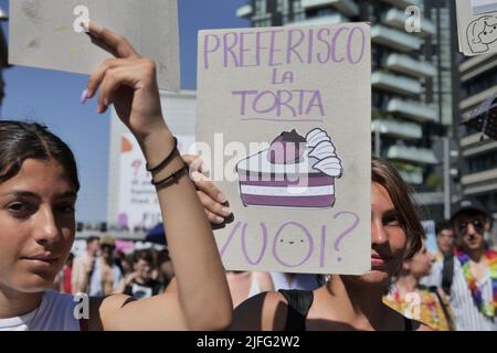 La fierté de Milan est de retour après un arrêt de 2 ans en raison de covid, 300 mille manifestants qui s'enorgueillissaient dans les rues de la ville Banque D'Images