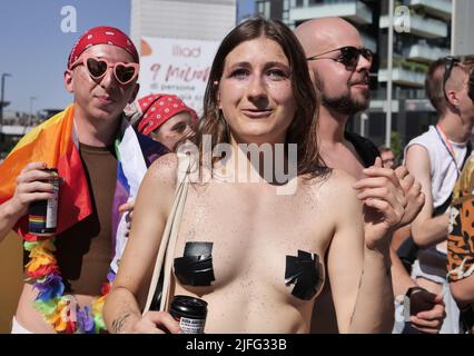 La fierté de Milan est de retour après un arrêt de 2 ans en raison de covid, 300 mille manifestants qui s'enorgueillissaient dans les rues de la ville Banque D'Images