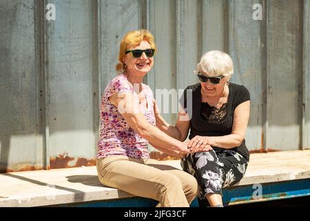Deux femmes âgées sont heureuses de se rencontrer Banque D'Images
