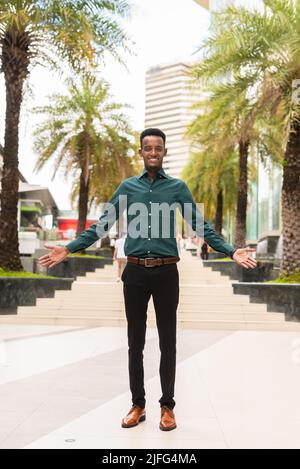 Portrait de beau jeune homme noir à l'extérieur pendant l'été Banque D'Images