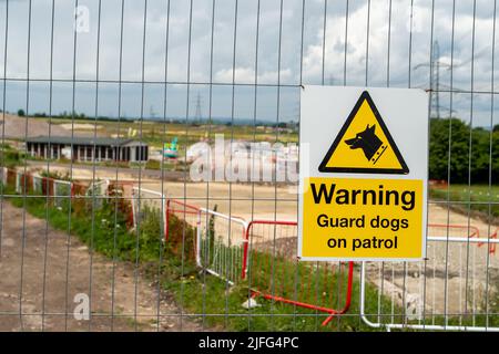 Wendover, Buckinghamshire, Royaume-Uni. 1st juillet 2022. Un panneau d'avertissement pour chiens de garde à un complexe de HS2 à Wendover. Les habitants de la région sont très affligés par l'impact de HS2 sur Wendover et les environs de vastes zones de campagne ont été saisies par HS2, car ils ont coupé des arbres et détruit des habitats fauniques. Crédit : Maureen McLean/Alay Banque D'Images