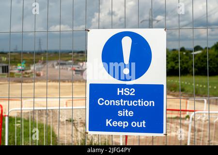 Wendover, Buckinghamshire, Royaume-Uni. 1st juillet 2022. HS2 panneaux de chantier. Les habitants de la région sont très affligés par l'impact de HS2 sur Wendover et les environs de vastes zones de campagne ont été saisies par HS2, car ils ont coupé des arbres et détruit des habitats fauniques. Crédit : Maureen McLean/Alay Banque D'Images