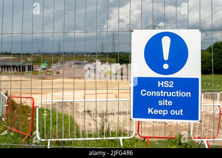 Wendover, Buckinghamshire, Royaume-Uni. 1st juillet 2022. HS2 panneaux de chantier. Les habitants de la région sont très affligés par l'impact de HS2 sur Wendover et les environs de vastes zones de campagne ont été saisies par HS2, car ils ont coupé des arbres et détruit des habitats fauniques. Crédit : Maureen McLean/Alay Banque D'Images