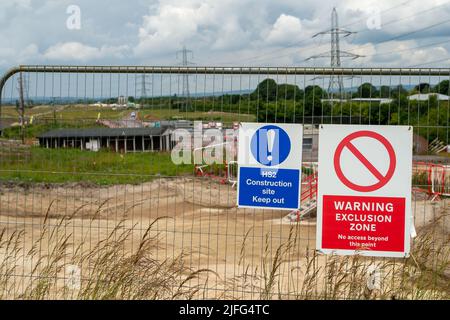 Wendover, Buckinghamshire, Royaume-Uni. 1st juillet 2022. Le sentier qui passe devant l'ancien club de cricket de Wendover a été fermé en HS2. Les habitants de la région sont très affligés par l'impact de HS2 sur Wendover et les environs de vastes zones de campagne ont été saisies par HS2, car ils ont coupé des arbres et détruit des habitats fauniques. Crédit : Maureen McLean/Alay Banque D'Images