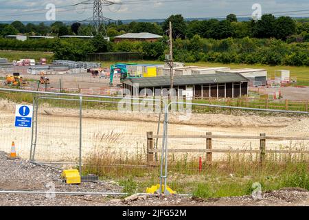 Wendover, Buckinghamshire, Royaume-Uni. 1st juillet 2022. HS2 ont commencé à démolir une rangée de chalets et de maisons dans Ellesborough Road, Wendover dans le cadre des travaux de construction du train à grande vitesse 2. Les habitants de la région sont très affligés par l'impact de HS2 sur Wendover et les environs de vastes zones de campagne ont été saisies par HS2, car ils ont coupé des arbres et détruit des habitats fauniques. Crédit : Maureen McLean/Alay Banque D'Images