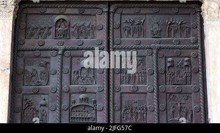 Porte en bronze de la cathédrale de Pise Baptistère, détail Banque D'Images