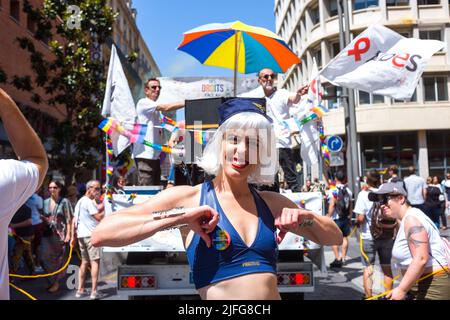 Une jeune femme danse devant le réservoir, aides. 'Soyez vous-même, l'Amour qui que vous voulez...' est le slogan choisi par le collectif pour cette nouvelle édition de la fierté de Toulouse qui accueille chaque année plus de 20 000 personnes dans les rues de la ville rose. Des associations, des communautés et des partenaires sont présents et marchent aux côtés de milliers de personnes pour défendre nos droits et libertés. Cette marche est ouverte à tous, comme un événement politique et festif. France, Toulouse sur 2 juillet 2022. Photo de Patricia Huchot-Boissier/ABACAPRESS.COM Banque D'Images