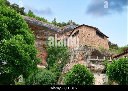 Maison en pierre sur un grand rocher près d'une falaise à Orbaneja del Castillo, Burgos, Espagne, Europe Banque D'Images