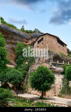 Maison en pierre sur un grand rocher près d'une falaise à Orbaneja del Castillo, Burgos, Espagne, Europe Banque D'Images