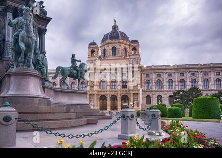 La place publique Maria-Theresien-Platz ou Maria Theresa à Vienne, en Autriche, en arrière-plan du musée d'histoire Banque D'Images