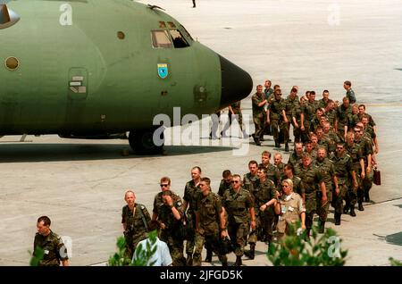 Bundeswehrsoldaten der Sanitätseinheit steigen aus einer deutschen Transall-Maschine, die soeben auf dem Flughafe gelandet ist. Eine rund 100 Mann starke Sanitätseinheit der Bundeswehr ist am 25.07.1995 von Deutschland nach Split in Kroatien verlegt worden. Die deutschen Soldaten Sollen dort gemeinsam mit französischen Einheiten ein Feldlazarett zur Unterstützung der Schnellen Eingreiftruppe in Bosnien aufbauen. Betrieben und Handel mit Waren, insbesonten und Verwaltungen. [dpabilderarchiv] Banque D'Images