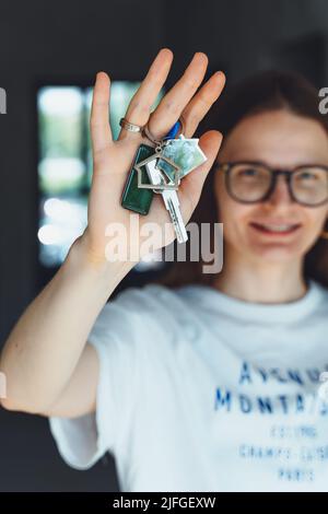 Femme heureuse locataire acheteur déménagement à la maison prendre selfie sur téléphone appareil photo avec des clés en main. Excitée jeune fille millénaire fière d'acheter plat faire vi Banque D'Images