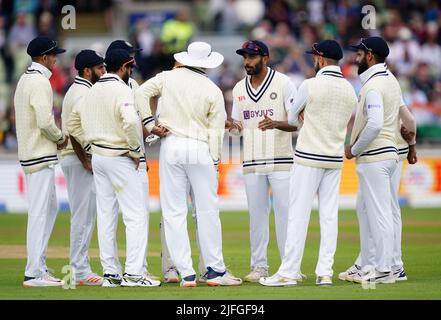 Le capitaine de IndiaÕs Jasib Bumrah parle à son équipe pendant le troisième jour du cinquième LV= Insurance Test Series match au stade Edgbaston, Birmingham. Date de la photo: Dimanche 3 juillet 2022. Banque D'Images