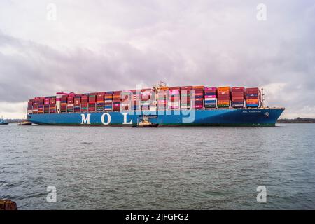 LE NAVIRE à conteneurs MOL se dirige vers le port de Southampton, Angleterre, Royaume-Uni. Banque D'Images