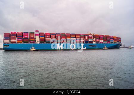 LE NAVIRE à conteneurs MOL se dirige vers le port de Southampton, Angleterre, Royaume-Uni. Banque D'Images