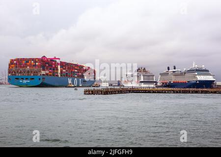 LE NAVIRE à conteneurs MOL se dirige vers le port de Southampton, Angleterre, Royaume-Uni. Banque D'Images