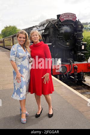 Sheridan Smith (à gauche) et Jenny Agutter avant de monter à bord d'un train à la gare d'Oakworth, West Yorkshire, pour assister à la première mondiale du chemin de fer des enfants de retour à Keighley. Date de la photo: Dimanche 3 juillet 2022. Banque D'Images