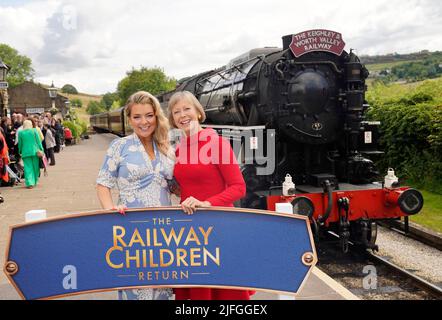 Sheridan Smith (à gauche) et Jenny Agutter avant de monter à bord d'un train à la gare d'Oakworth, West Yorkshire, pour assister à la première mondiale du chemin de fer des enfants de retour à Keighley. Date de la photo: Dimanche 3 juillet 2022. Banque D'Images