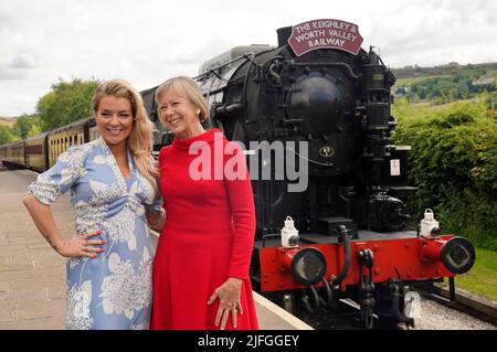 Sheridan Smith (à gauche) et Jenny Agutter avant de monter à bord d'un train à la gare d'Oakworth, West Yorkshire, pour assister à la première mondiale du chemin de fer des enfants de retour à Keighley. Date de la photo: Dimanche 3 juillet 2022. Banque D'Images