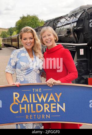 Sheridan Smith (à gauche) et Jenny Agutter avant de monter à bord d'un train à la gare d'Oakworth, West Yorkshire, pour assister à la première mondiale du chemin de fer des enfants de retour à Keighley. Date de la photo: Dimanche 3 juillet 2022. Banque D'Images