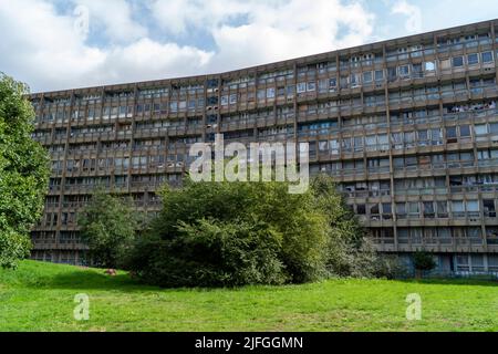 Immeuble de style Brutaliste dans le domaine de Robin Hood Gardens, Poplar, est de Londres, conçu par les architectes Alison et Peter Smithson. Banque D'Images