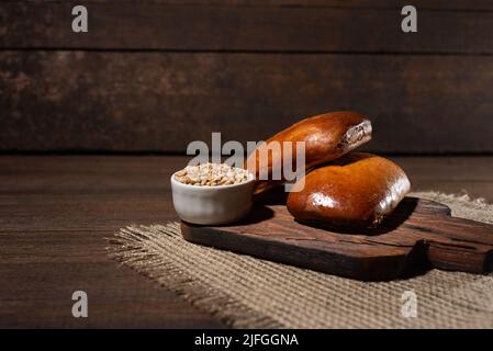 Délicieux tartes faites maison sur une table en bois. Pâtisserie maison. Banque D'Images